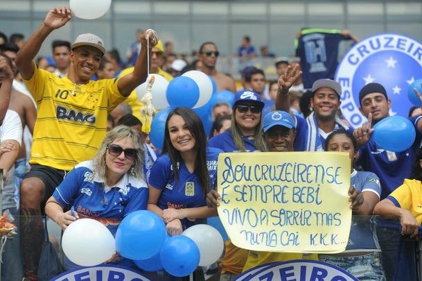 Imagens da torcida cruzeirense no segundo clssico da semifinal do Mineiro