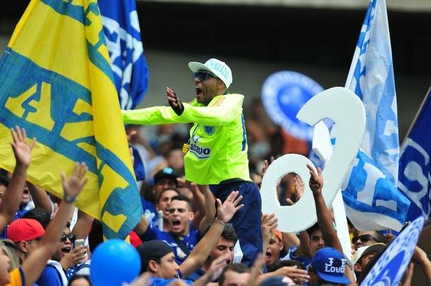 Imagens da torcida cruzeirense no segundo clssico da semifinal do Mineiro