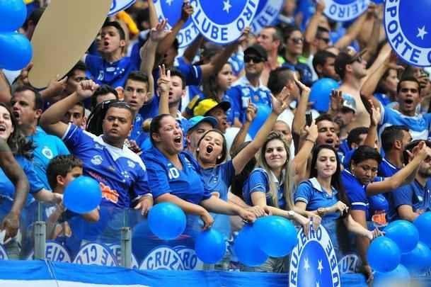 Imagens da torcida cruzeirense no segundo clssico da semifinal do Mineiro