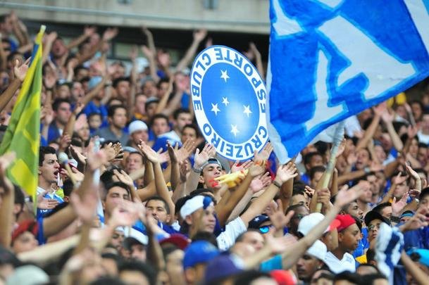 Torcida do Cruzeiro ficou revoltada com arbitragem de Heber Roberto Lopes