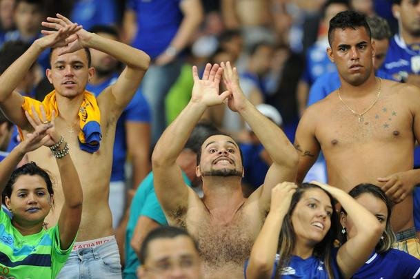 Torcida do Cruzeiro ficou revoltada com arbitragem de Heber Roberto Lopes
