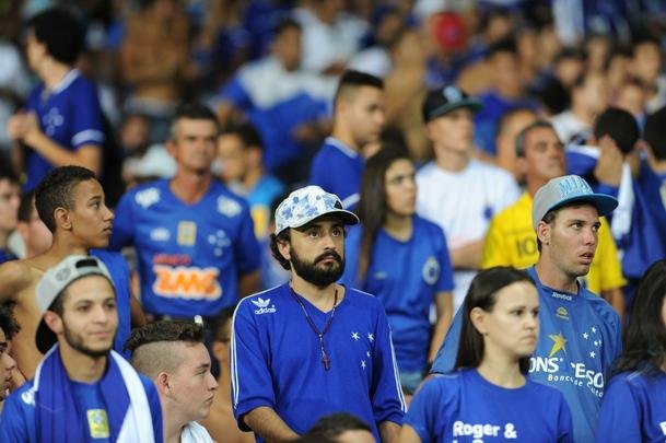 Torcida do Cruzeiro ficou revoltada com arbitragem de Heber Roberto Lopes