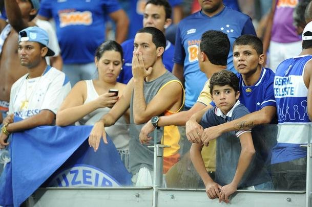 Torcida do Cruzeiro ficou revoltada com arbitragem de Heber Roberto Lopes