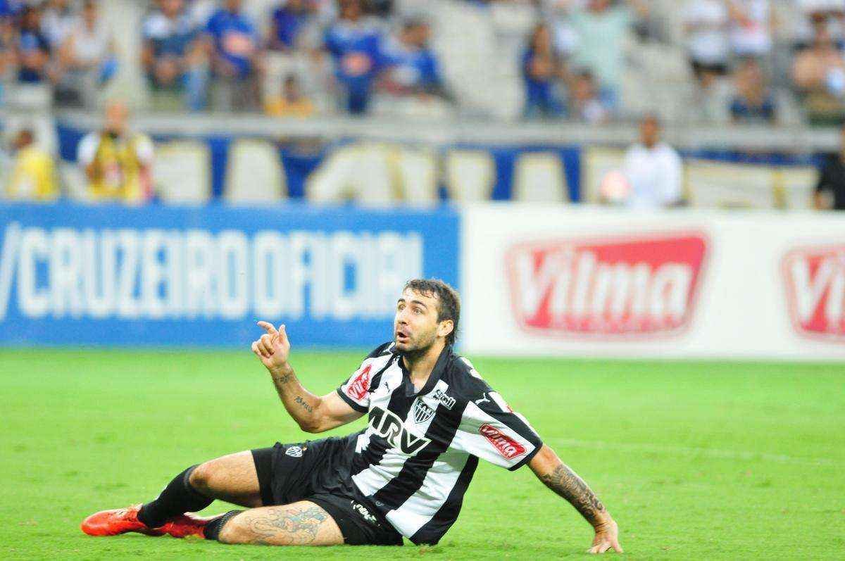 Pratto recebeu lanamento de Guilherme, pegou de primeira e superou Fbio