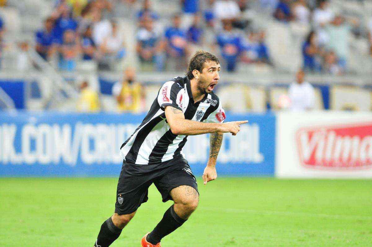 Pratto recebeu lanamento de Guilherme, pegou de primeira e superou Fbio