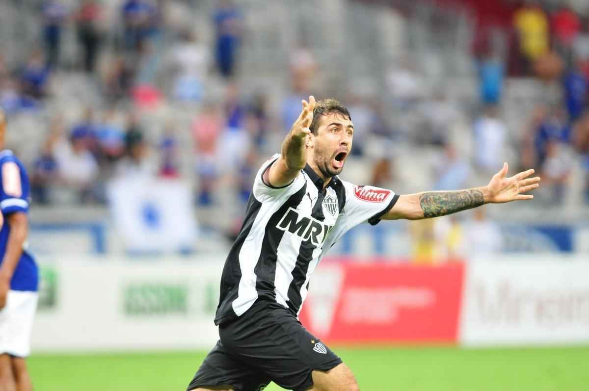 Pratto recebeu lanamento de Guilherme, pegou de primeira e superou Fbio