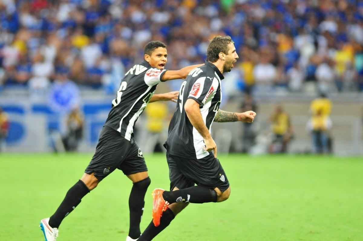 Pratto recebeu lanamento de Guilherme, pegou de primeira e superou Fbio