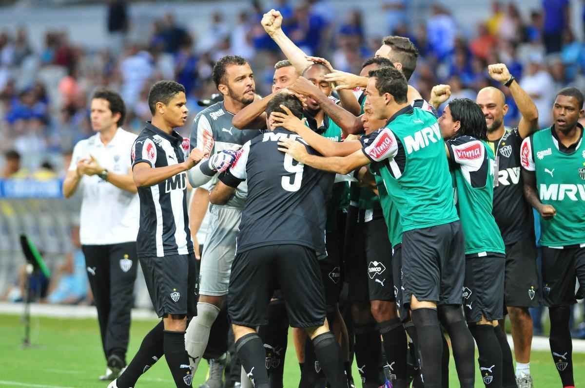 Pratto recebeu lanamento de Guilherme, pegou de primeira e superou Fbio