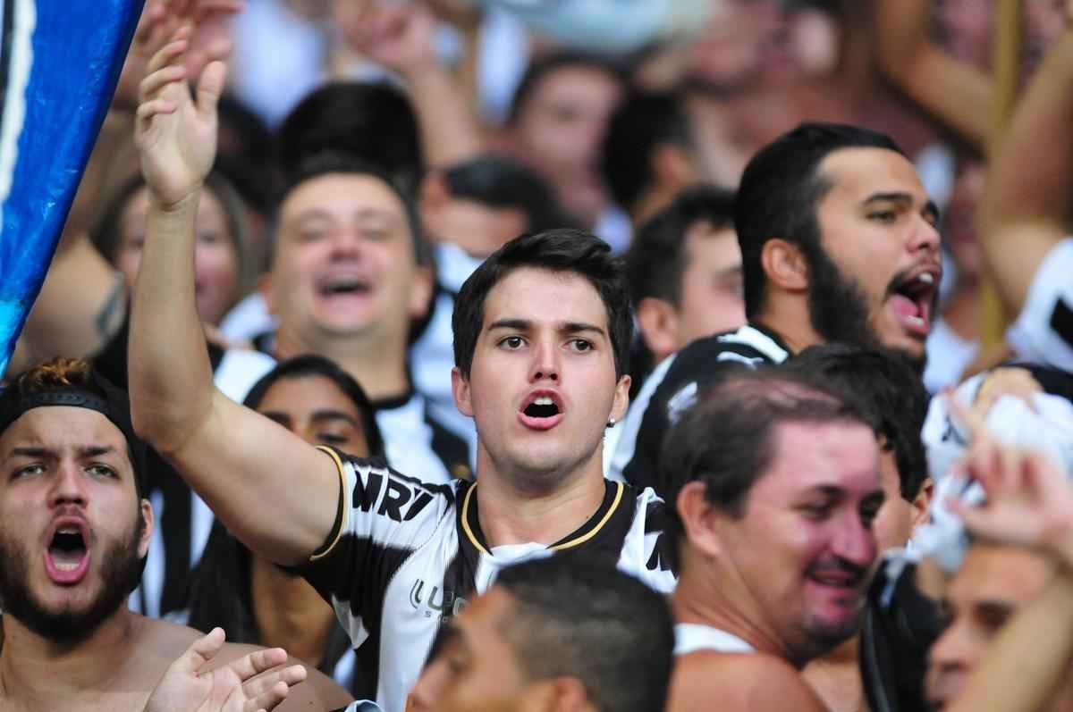 Pratto recebeu lanamento de Guilherme, pegou de primeira e superou Fbio