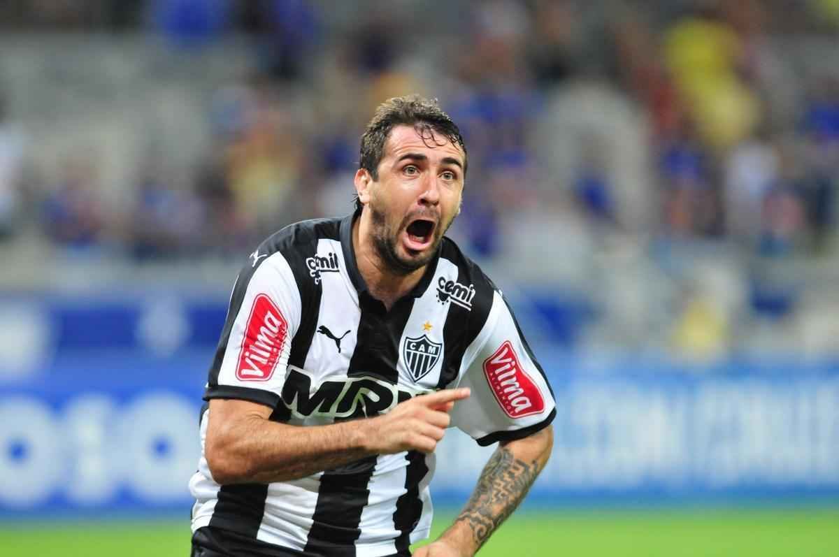 Sequncia de fotos do segundo gol de Pratto, com mais uma assistncia de Guilherme