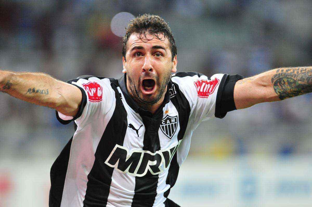 Sequncia de fotos do segundo gol de Pratto, com mais uma assistncia de Guilherme