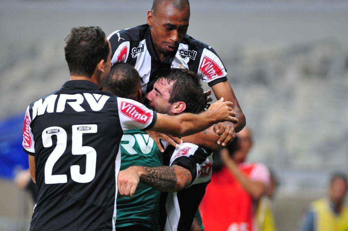 Sequncia de fotos do segundo gol de Pratto, com mais uma assistncia de Guilherme