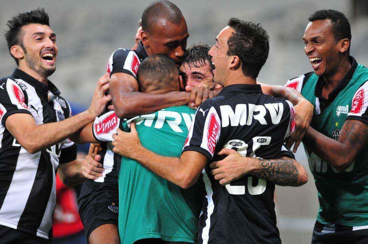 Sequncia de fotos do segundo gol de Pratto, com mais uma assistncia de Guilherme