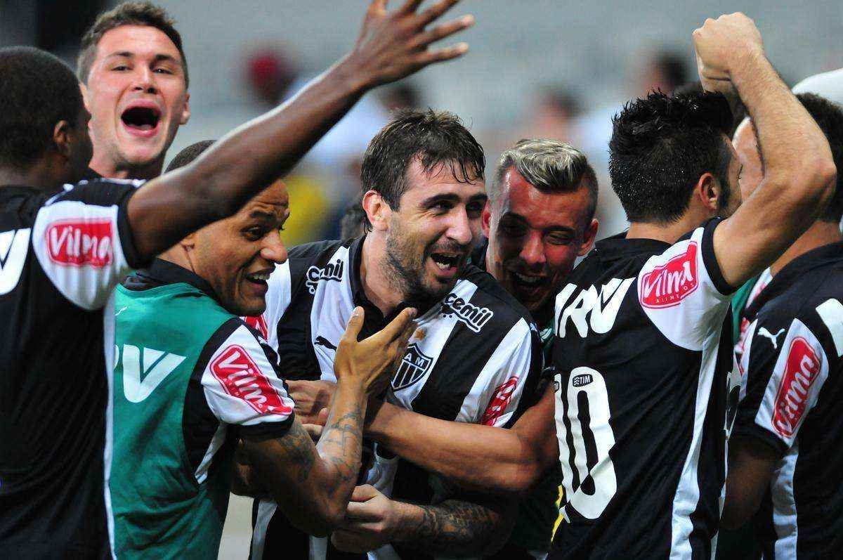 Sequncia de fotos do segundo gol de Pratto, com mais uma assistncia de Guilherme