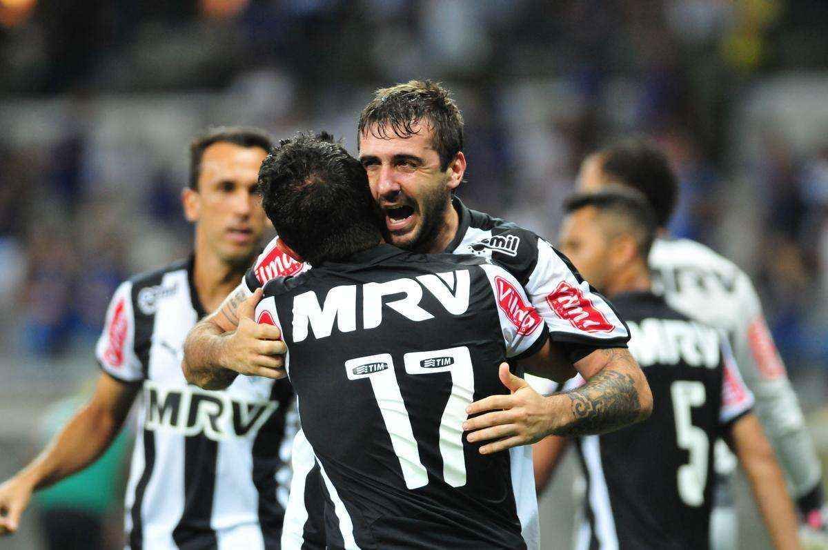 Sequncia de fotos do segundo gol de Pratto, com mais uma assistncia de Guilherme