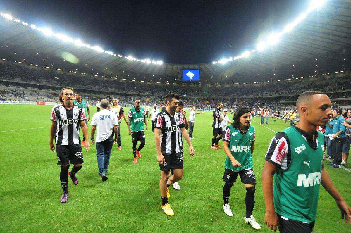 Sequncia de fotos do segundo gol de Pratto, com mais uma assistncia de Guilherme