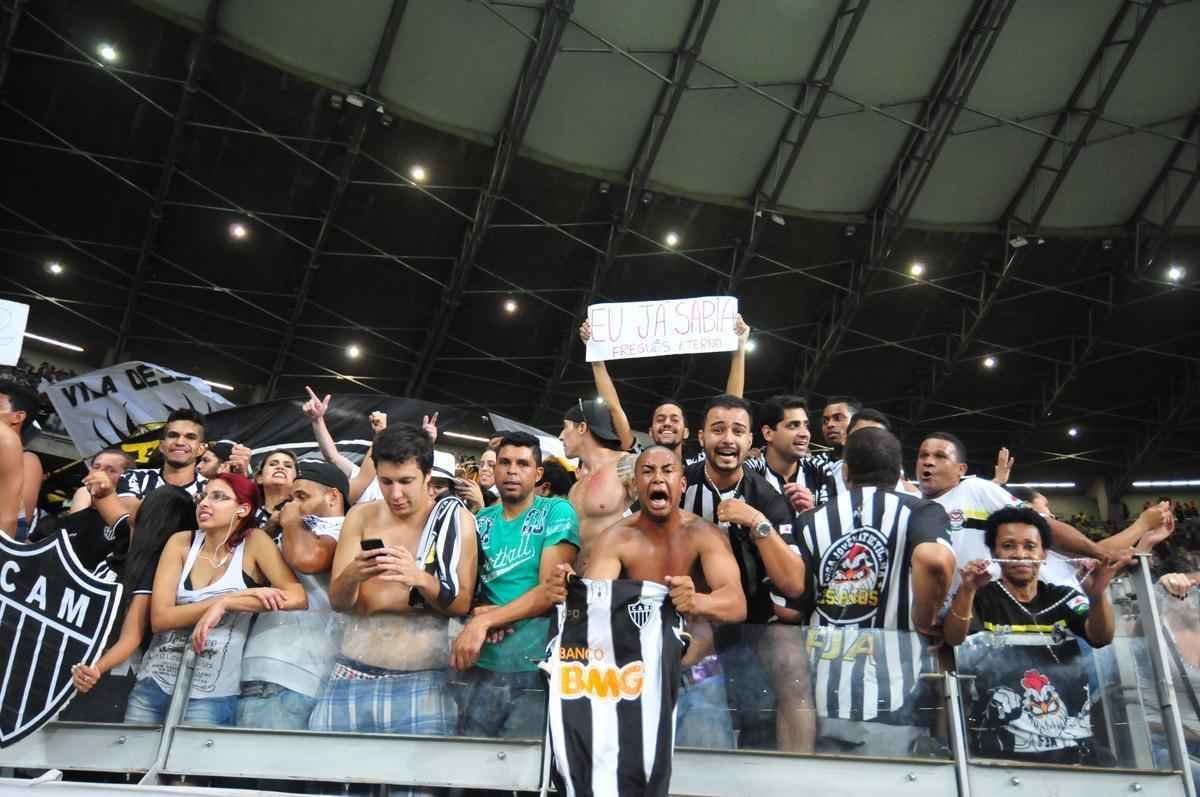 Sequncia de fotos do segundo gol de Pratto, com mais uma assistncia de Guilherme