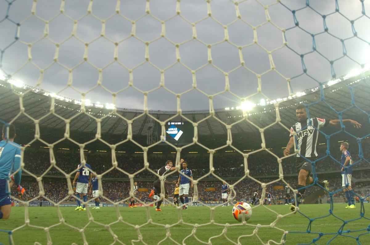 Sequncia de fotos do segundo gol de Pratto, com mais uma assistncia de Guilherme