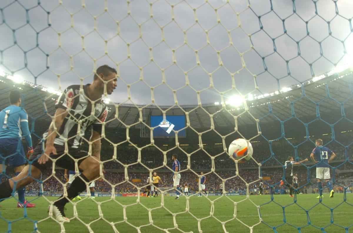 Sequncia de fotos do segundo gol de Pratto, com mais uma assistncia de Guilherme