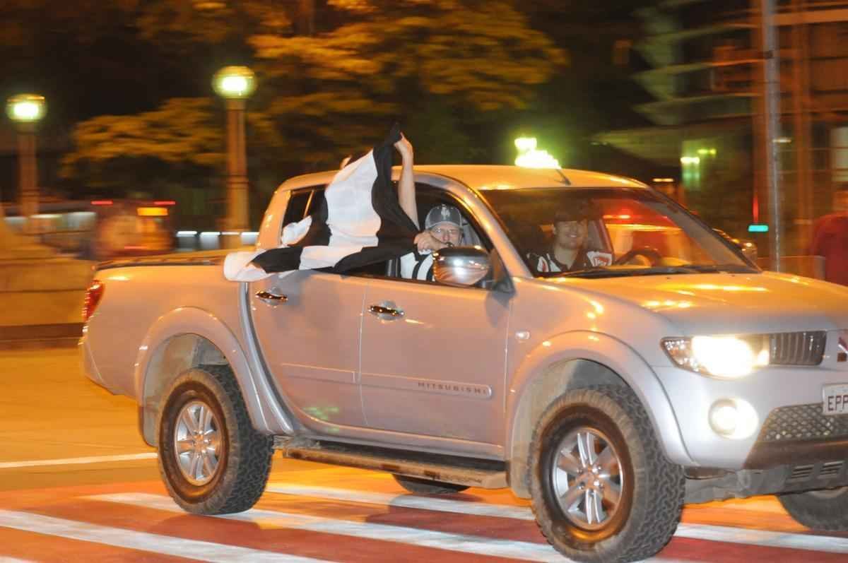 Classificao  final do Mineiro rendeu festa discreta dos atleticanos nas ruas de Belo Horizonte. Foco tambm na Libertadores, torneio pelo qual Cruzeiro e Atltico jogaro no meio de semana