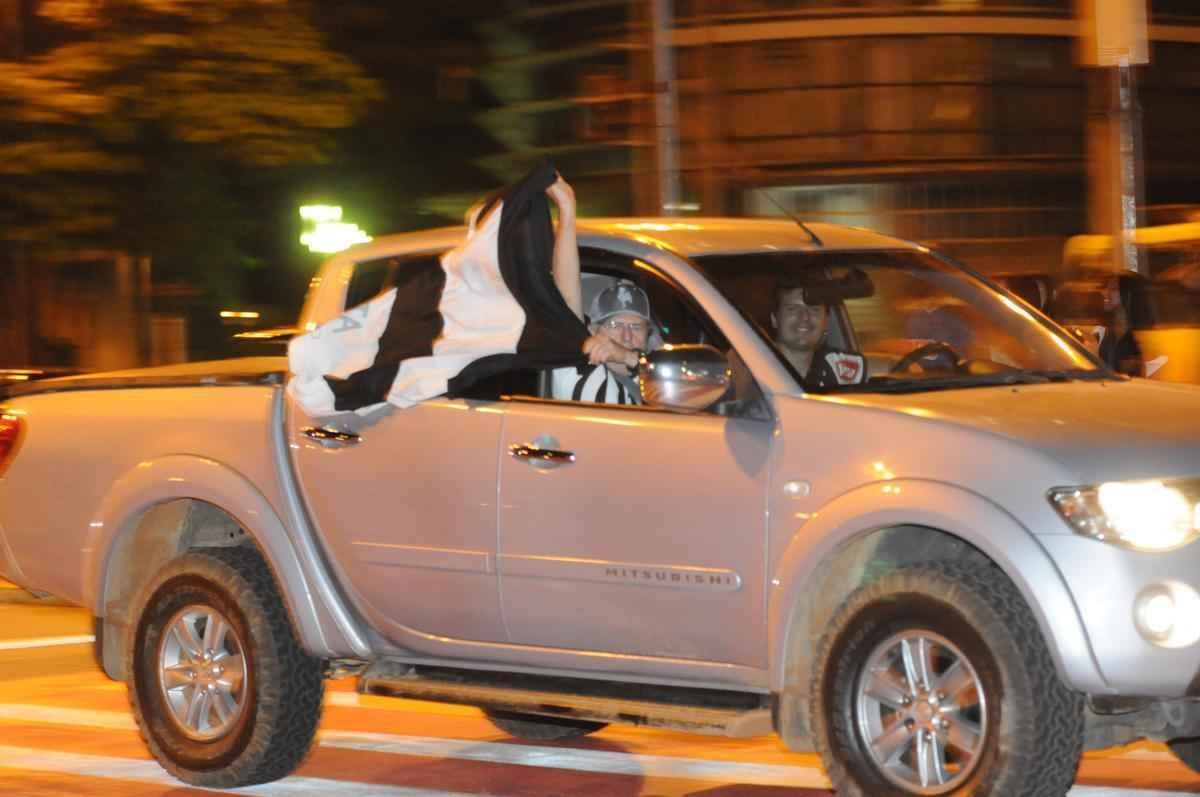 Classificao  final do Mineiro rendeu festa discreta dos atleticanos nas ruas de Belo Horizonte. Foco tambm na Libertadores, torneio pelo qual Cruzeiro e Atltico jogaro no meio de semana