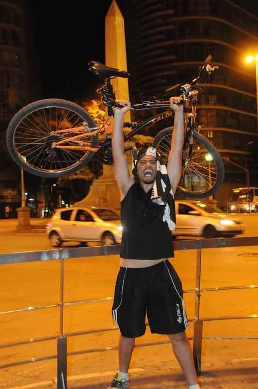 Classificao  final do Mineiro rendeu festa discreta dos atleticanos nas ruas de Belo Horizonte. Foco tambm na Libertadores, torneio pelo qual Cruzeiro e Atltico jogaro no meio de semana