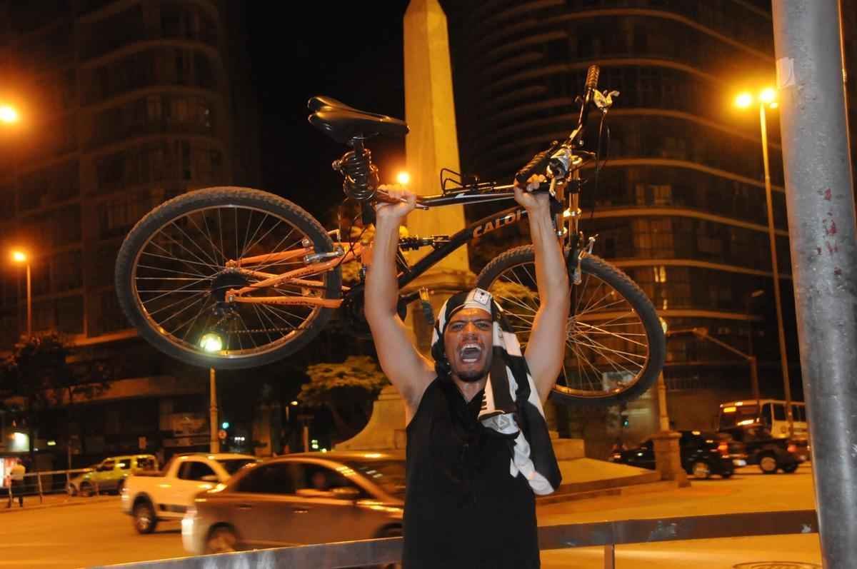Classificao  final do Mineiro rendeu festa discreta dos atleticanos nas ruas de Belo Horizonte. Foco tambm na Libertadores, torneio pelo qual Cruzeiro e Atltico jogaro no meio de semana