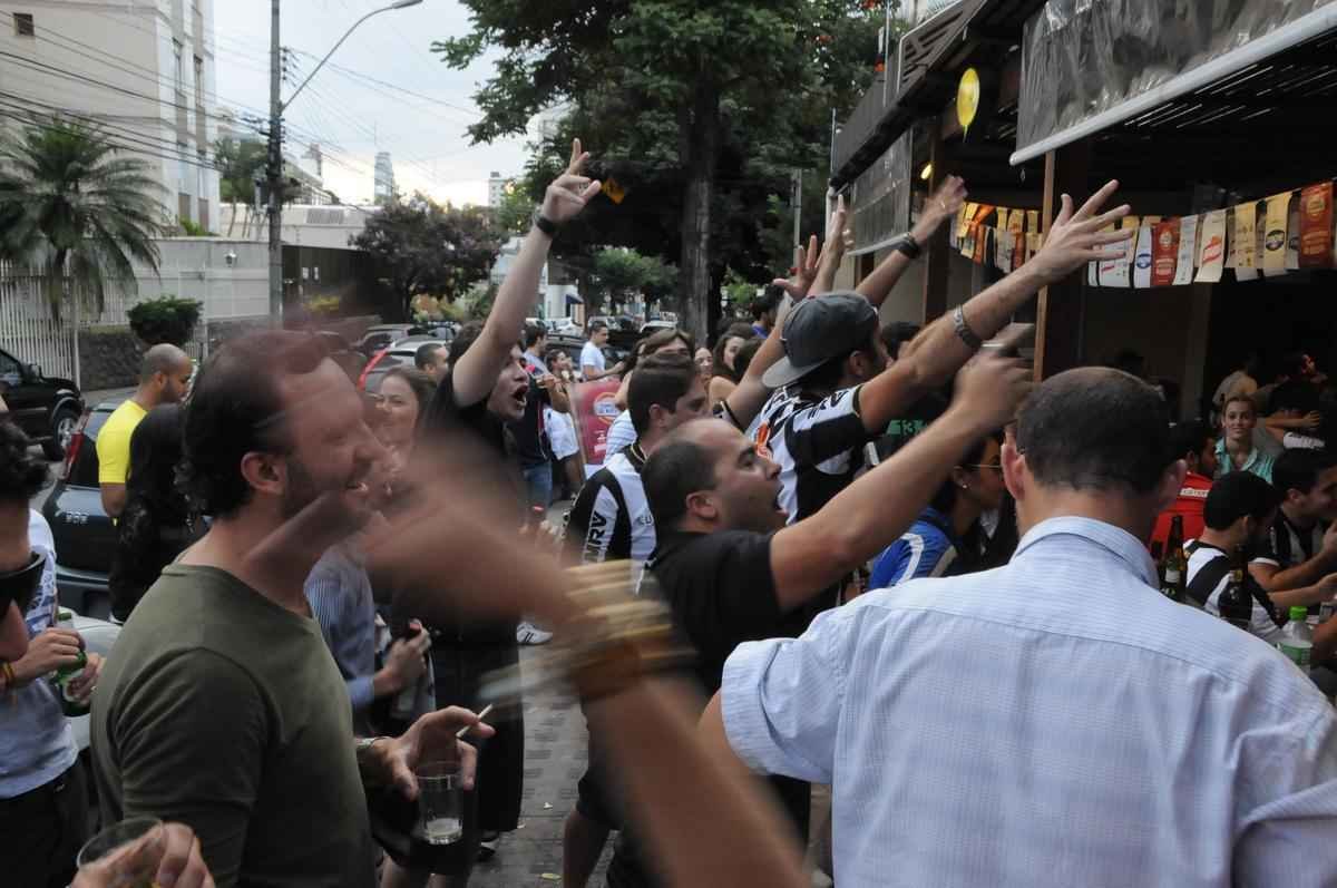 Bares no ficaram lotados neste domingo e vitria do Atltico rendeu festa discreta nas ruas