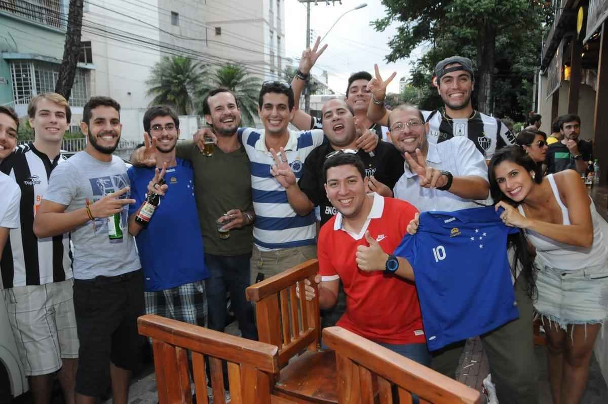 Bares no ficaram lotados neste domingo e vitria do Atltico rendeu festa discreta nas ruas