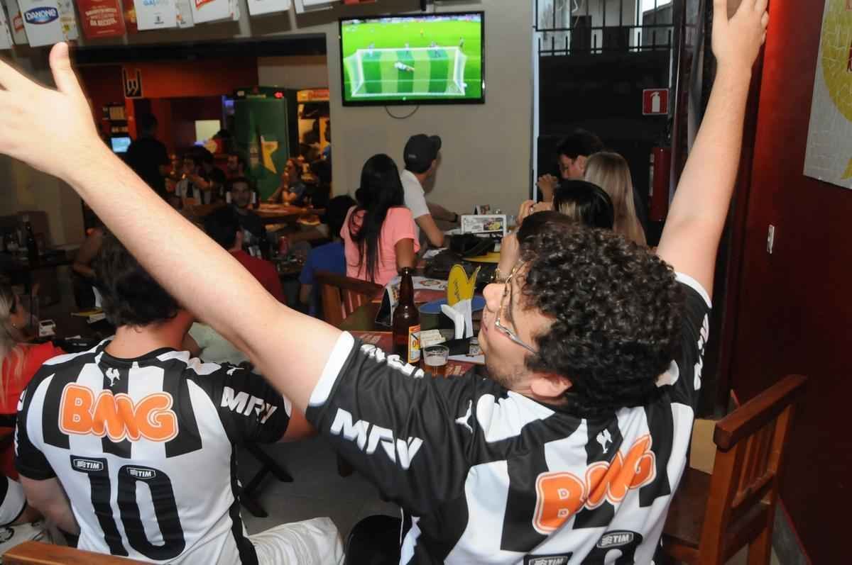Bares no ficaram lotados neste domingo e vitria do Atltico rendeu festa discreta nas ruas