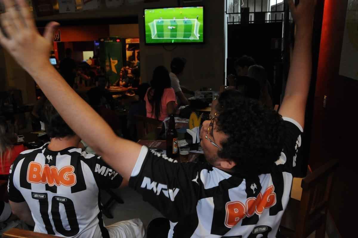 Bares no ficaram lotados neste domingo e vitria do Atltico rendeu festa discreta nas ruas