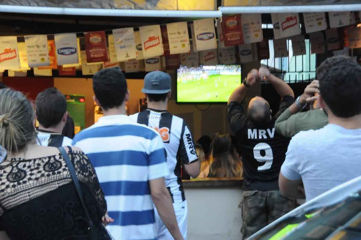 Bares no ficaram lotados neste domingo e vitria do Atltico rendeu festa discreta nas ruas