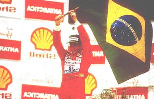 Ayrton Senna ergue a bandeira do Brasil, comemorando a conquista do Grande Prêmio do Brasil de 1991, em Interlagos, São Paulo