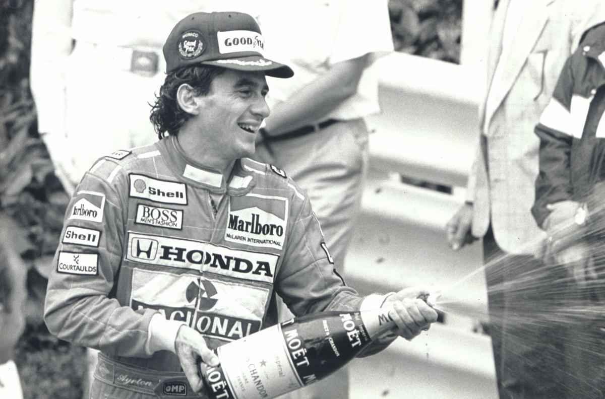 Ayrton Senna comemora a vitoria no GP de Mnaco 1990