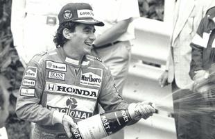 Ayrton Senna comemora a vitoria no GP de Mônaco 1990