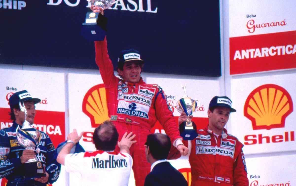 Ayrton Senna comemora a vitria do Grande Prmio do Brasil, em Interlagos