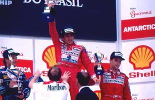Ayrton Senna comemora a vitória do Grande Prêmio do Brasil, em Interlagos