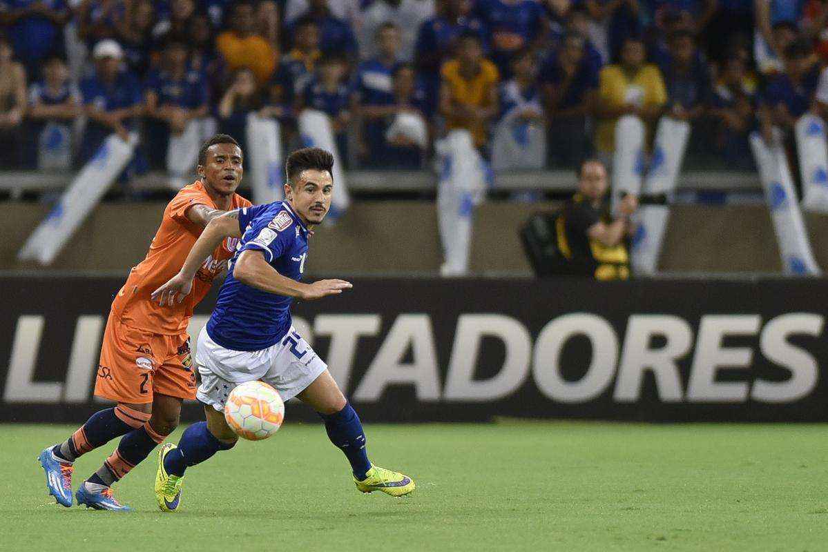 Imagens do primeiro tempo da partida entre Cruzeiro e Universitario de Sucre, no Mineiro