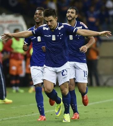 Fotos do primeiro tempo da partida entre Cruzeiro e Universitario, no Mineirão; Willian fez 1 a 0