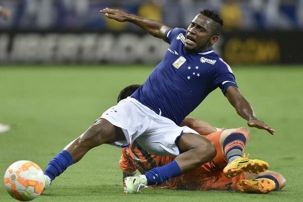 Imagens do primeiro tempo da partida entre Cruzeiro e Universitario de Sucre, no Mineirão