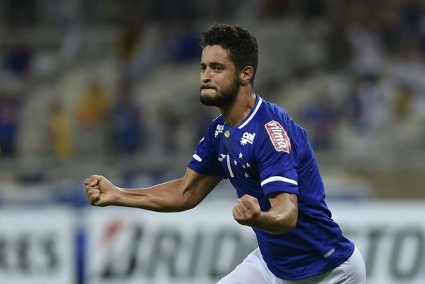 Leo marcou o segundo gol do Cruzeiro no Mineirão
