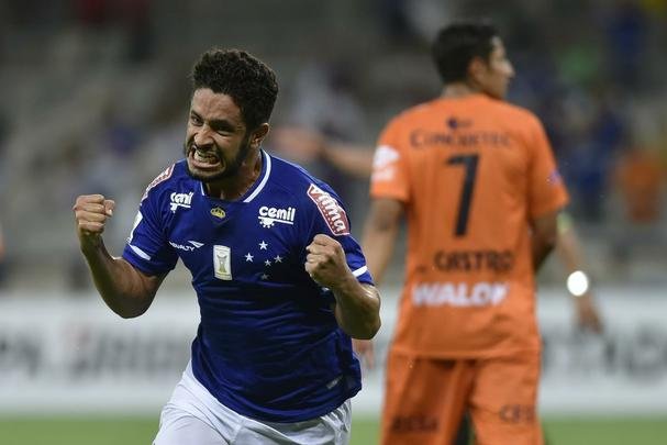 Leo marcou o segundo gol do Cruzeiro no Mineirão