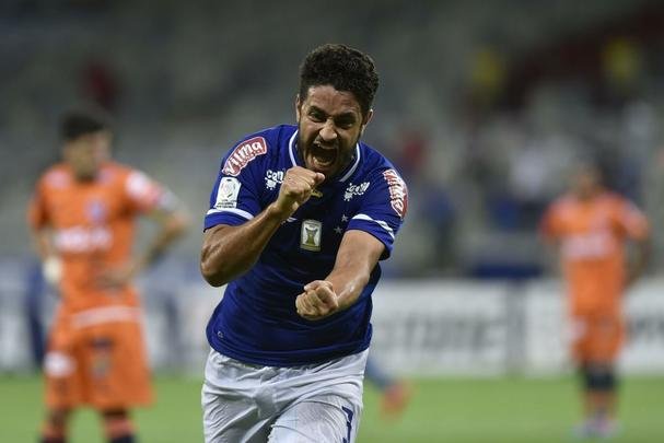 Leo marcou o segundo gol do Cruzeiro no Mineirão