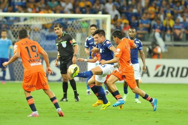 Fotos do segundo tempo do jogo entre Cruzeiro e Universitario, no Mineiro