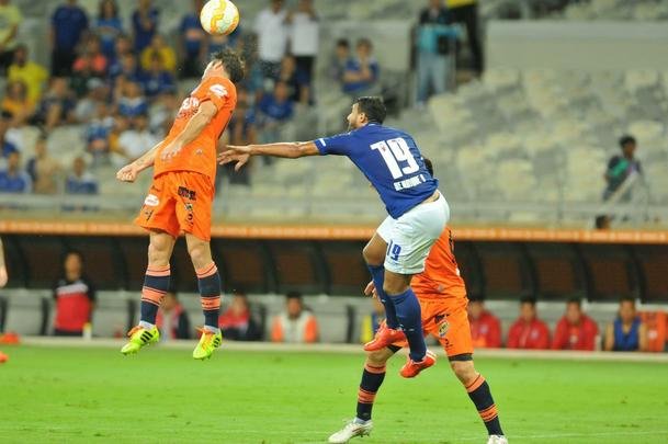 Fotos do segundo tempo do jogo entre Cruzeiro e Universitario, no Mineiro