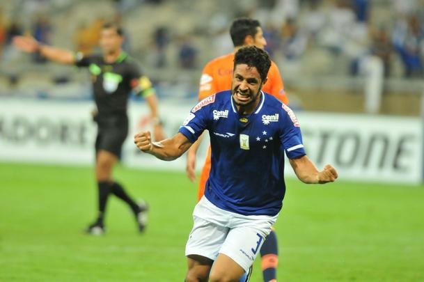 Fotos do segundo tempo do jogo entre Cruzeiro e Universitario, no Mineiro