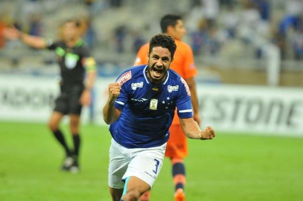 Leo marcou o segundo gol do Cruzeiro no Mineiro