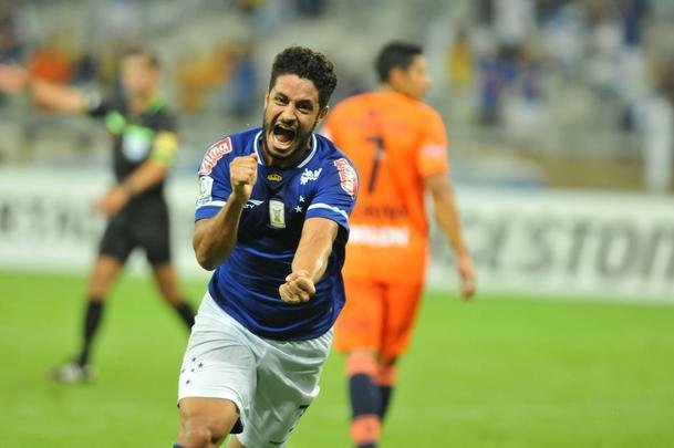 Leo marcou o segundo gol do Cruzeiro no Mineiro