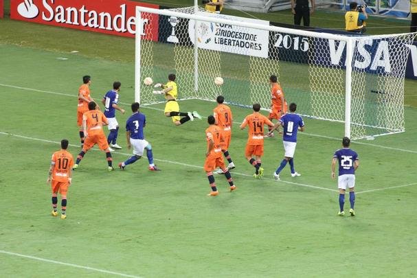 Leo marcou o segundo gol do Cruzeiro no Mineirão