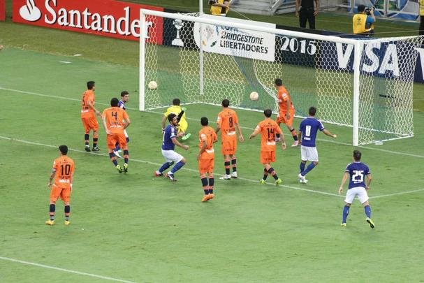Leo marcou o segundo gol do Cruzeiro no Mineirão